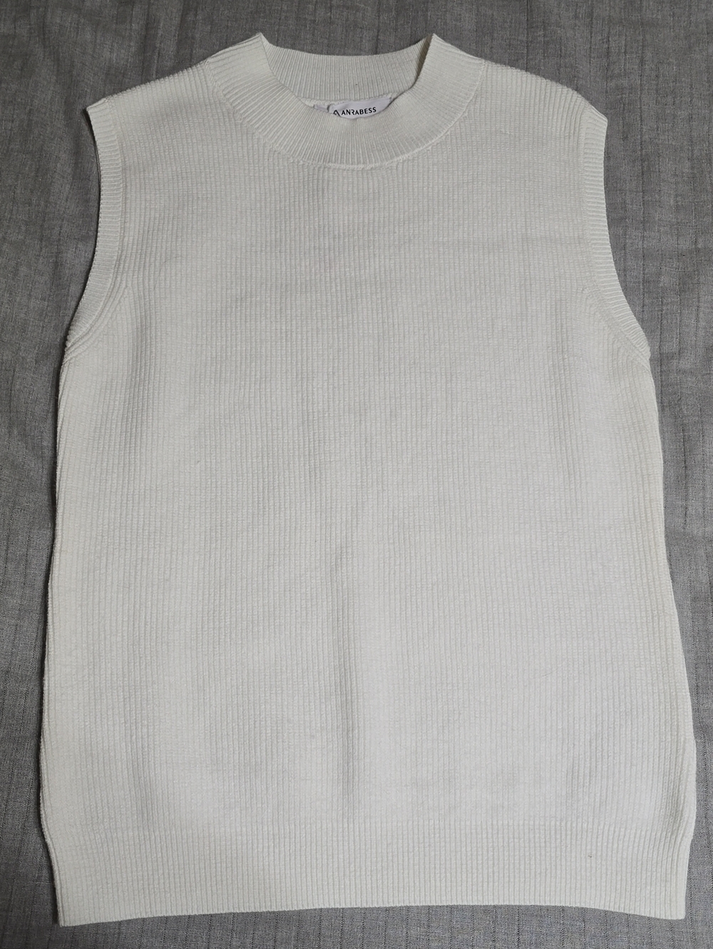 NWT Woman's Cream Sleeveless Knit Sweater Vest